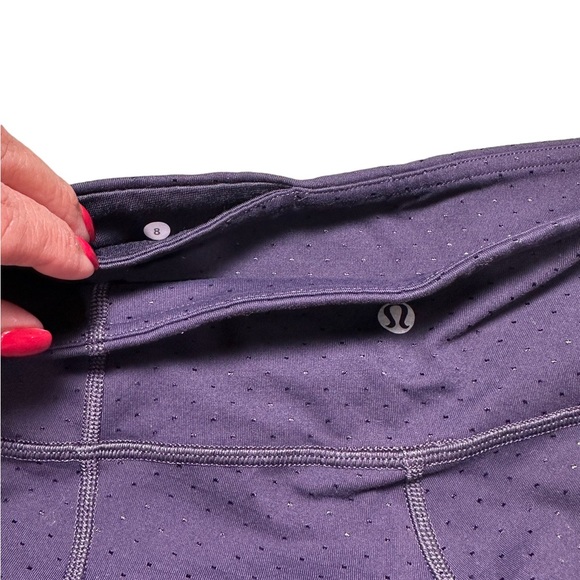 LULULEMON Cropped 25” Low Rise Purple dot Leggings Size 8 - Picture 3 of 4